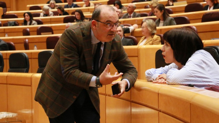 Luke Uribe-Etxebarriak atzerriko unibertsitate-tituluen homologazioa arintzeko eskatu dio Unibertsitate ministroari