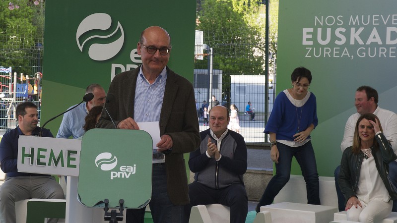 Mitina - Laudio. Andoni Ortuzar, Almudena Otaola, Mikel Legarda.