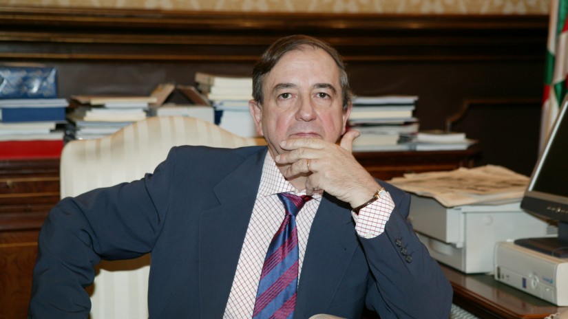Senatuko EAJ-PNV taldeak bere ezinegona erakutsi du Alfredo Kindelan militar golpistaren izena daraman Katedraren aurrean