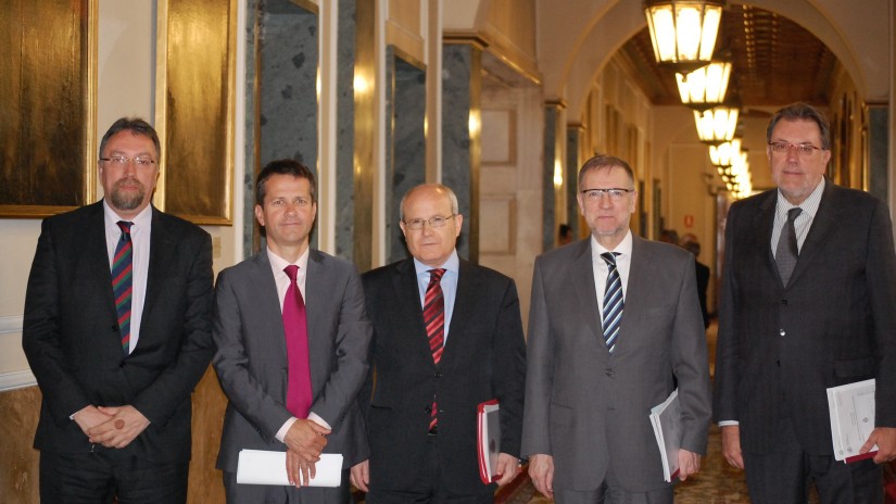 EAJ-PNVk eta Senatuko oposizioko talde guztiek eskatu dute Justizia Unibertsaleko Legea indargabetzea