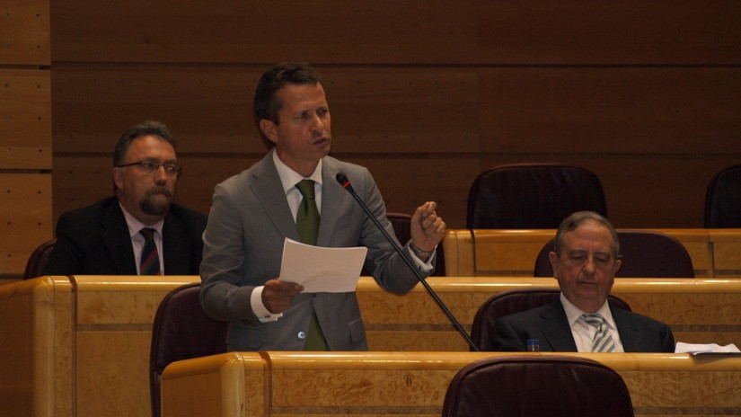 Bildarratz senatariak “Autonomien Estatuaren inboluzioa” planteatzen ari dela egotzi dio Rajoyri administrazioetako bikoiztasunen inguruan egin duen diagnostikoarekin