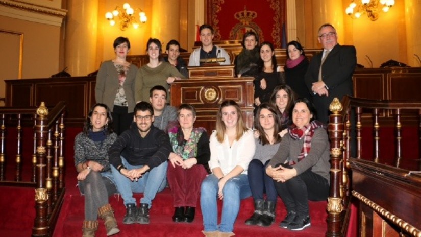 Lea Artibai ikastetxeko ikasleei harrera egin diete Senatuan Cazalisek eta Etxanok