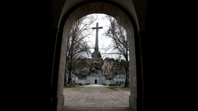 EAJk Franco eta Primo de Riveraren gorpuzkiak Eroritakoen Haraneko hobietatik ateratzeko asmorik duen galdetu dio Estatuko Gobernuari