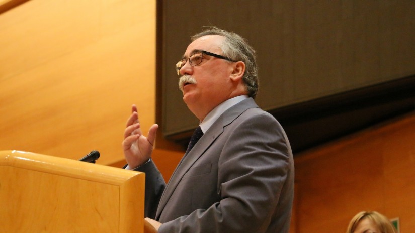 Herriaren Defendatzaileak ETAren biktimen inguruko txosten bat egiterakoan Bake eta Elkarbizitzarako Idazkaritza kontuan hartu ez izana gaitzetsi du Cazalisek