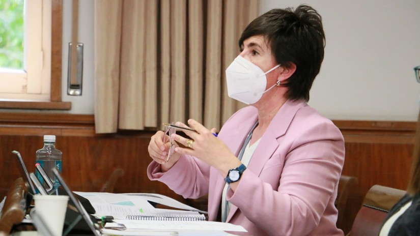 María Dolores Etxanok zergei buruzko mezu populistak baztertu ditu eta hauen beharra nabarmendu du zerbitzu publikoak mantentzeko