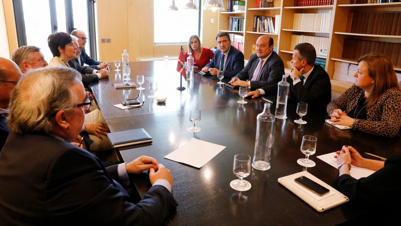 Ortuzar Kongresu eta Senatuko Talde jeltzaleekin batzartu da  Ortuzar Kongresu eta Senatuko Talde jeltzaleekin batzartu da
